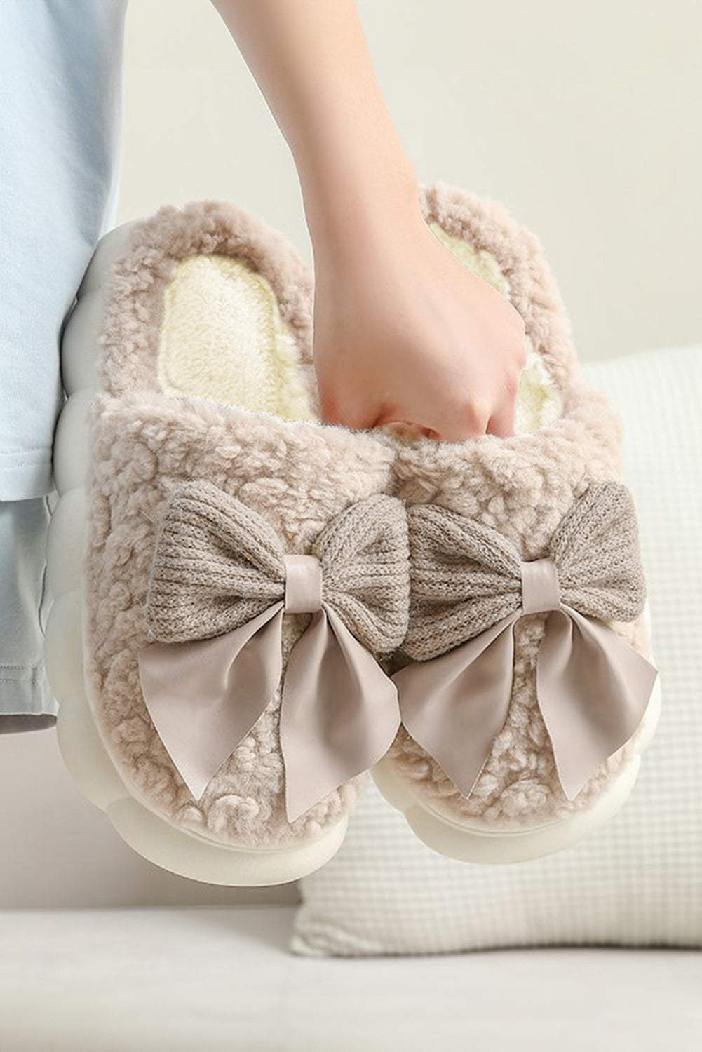 Camel Contrast Bowknot Applique Plush Winter Slippers (Colors May Differ by Batch) 