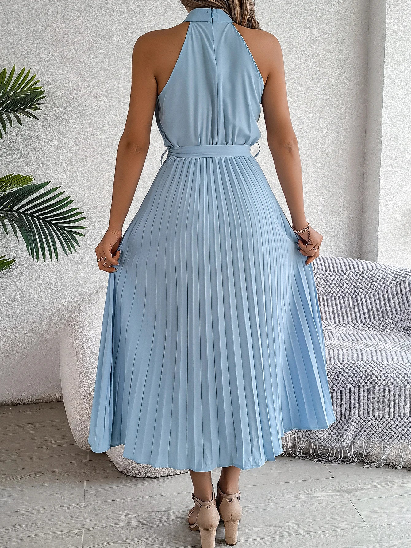Elegant standing collar sleeveless waist cinched pleated dress for spring and summer