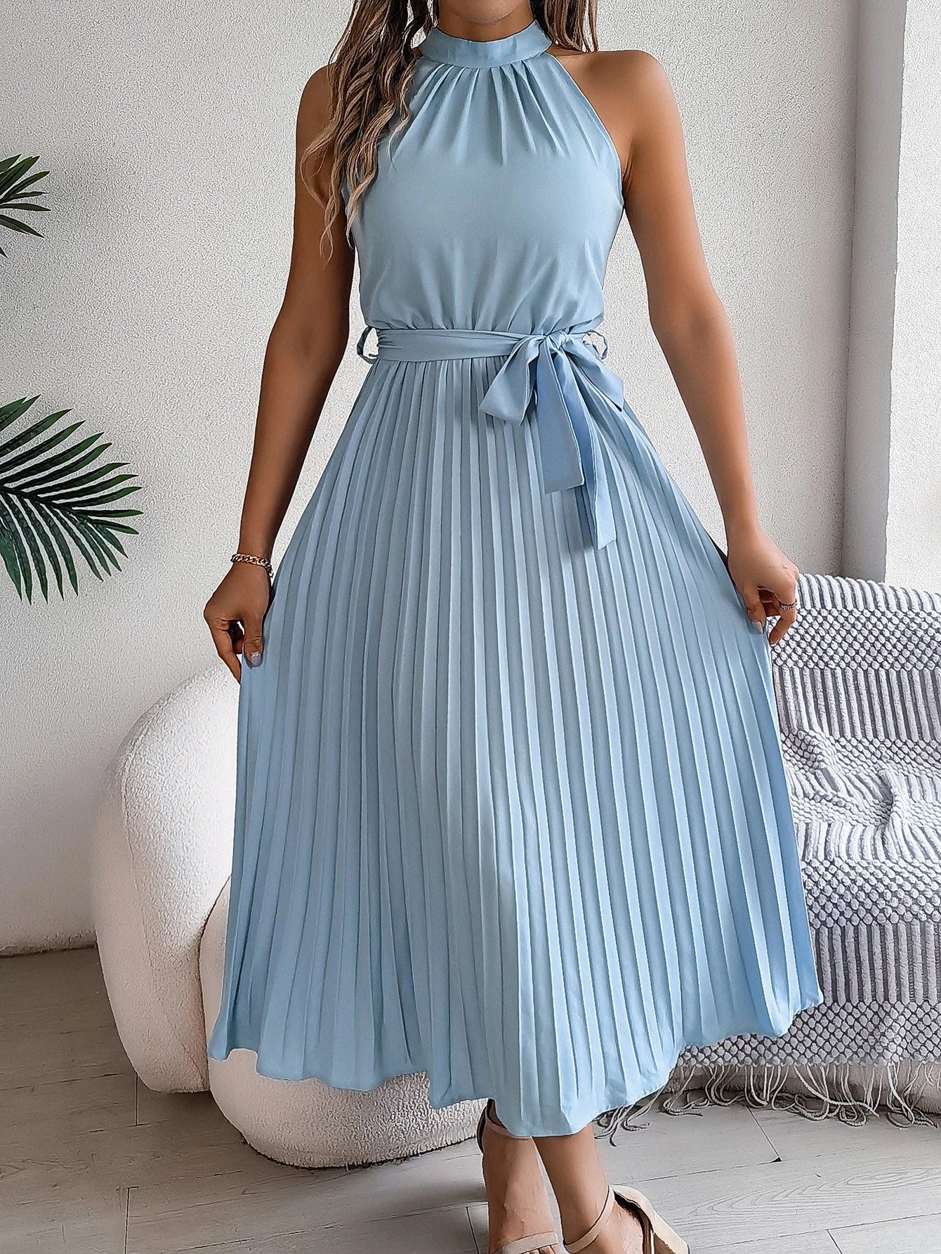 Elegant standing collar sleeveless waist cinched pleated dress for spring and summer