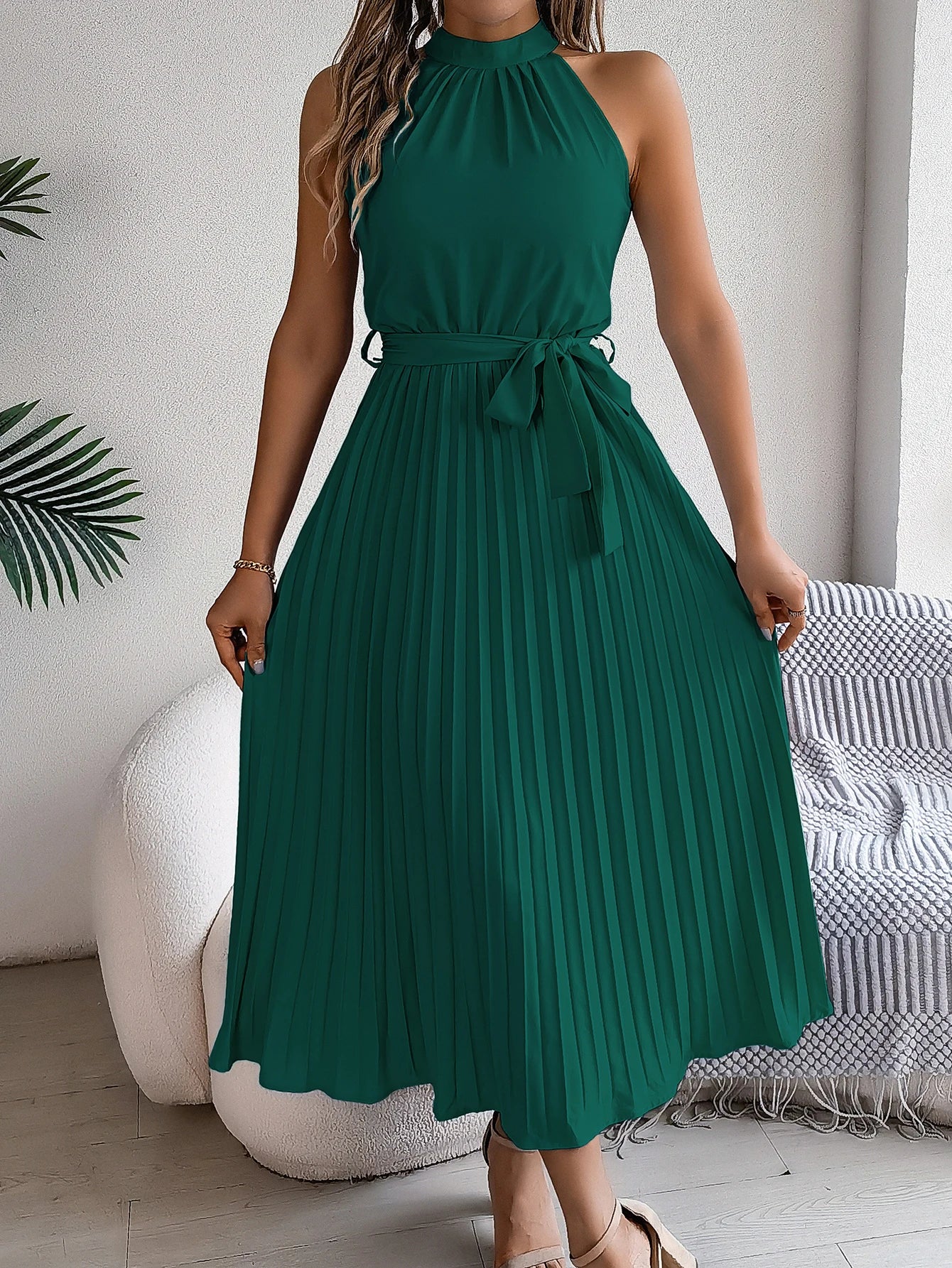 Elegant standing collar sleeveless waist cinched pleated dress for spring and summer