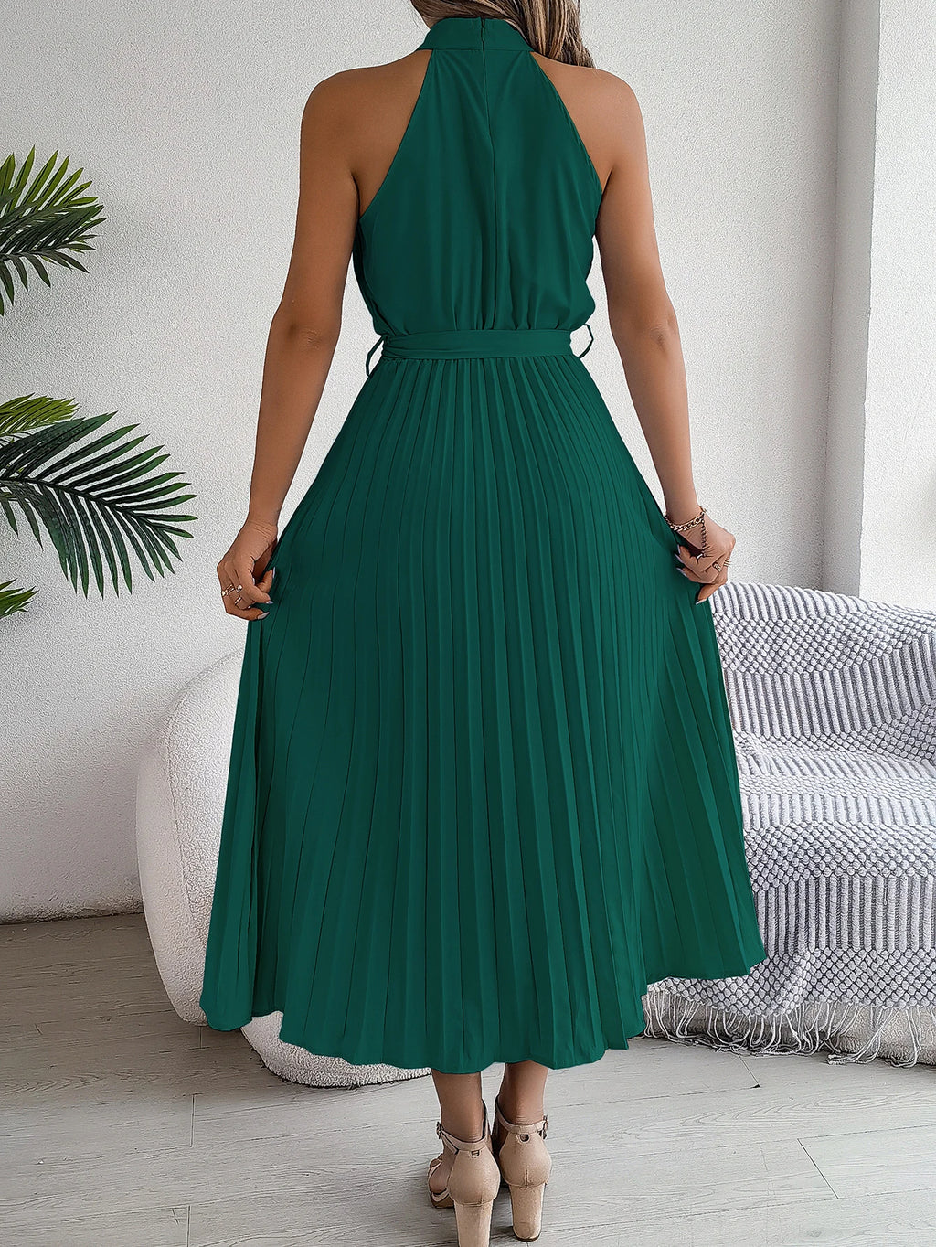 Elegant standing collar sleeveless waist cinched pleated dress for spring and summer