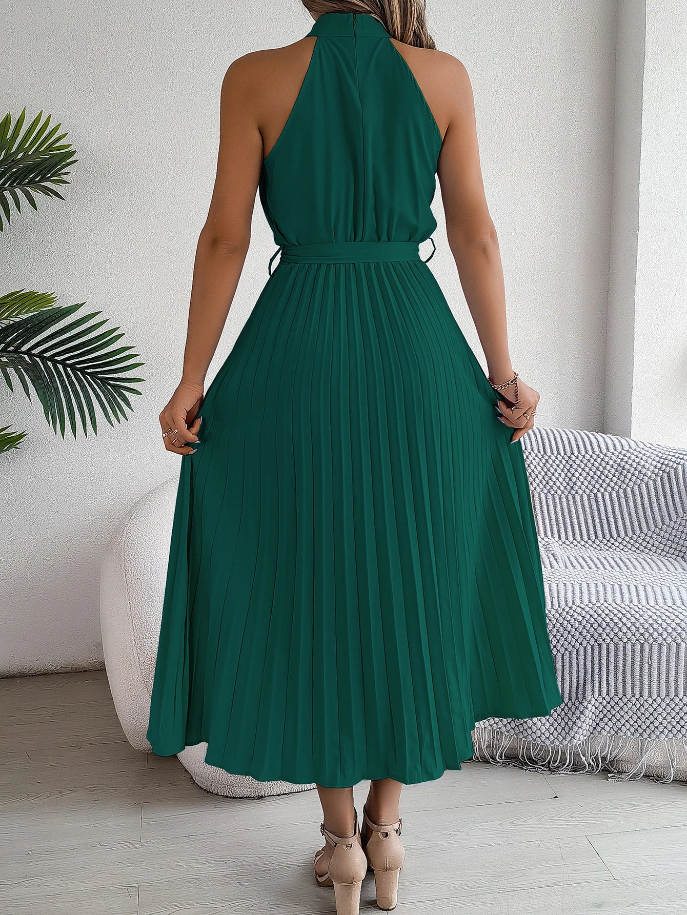Elegant standing collar sleeveless waist cinched pleated dress for spring and summer